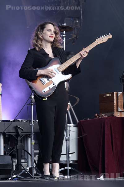 ANNA CALVI - 2014-08-15 - SAINT MALO - Fort de St Pere - 